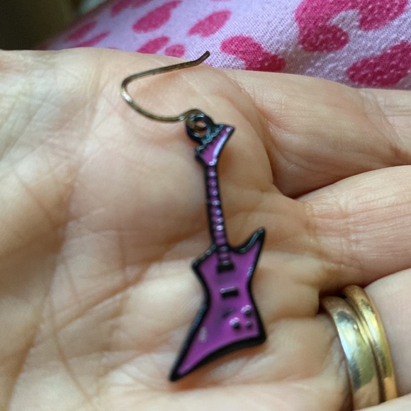 Fun vintage pink guitar earrings - Picture 3 of 9